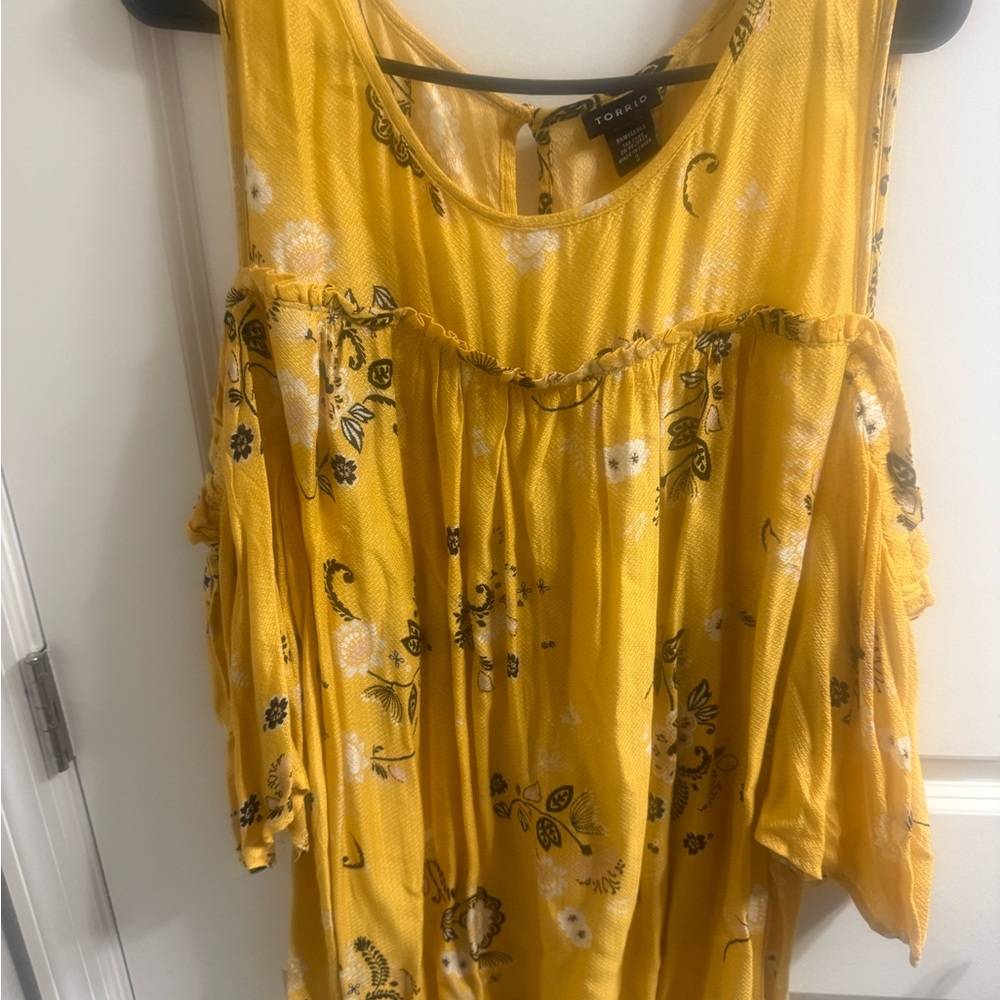 Bundle: Black & White  hi-low top and Yellow Floral Top Duo - Picture 7 of 10